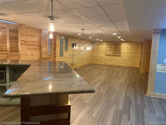 529 Lake Shore Road, Village Of Grosse Pointe Shores, MI 48236