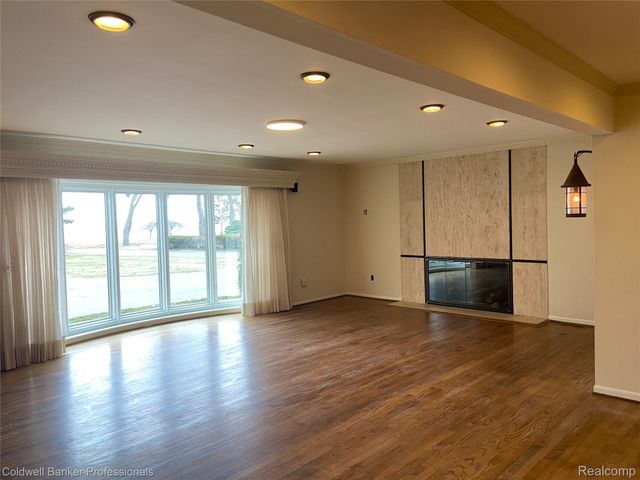 529 Lake Shore Road, Village Of Grosse Pointe Shores, MI 48236