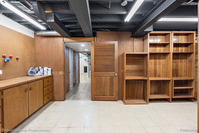 529 Lake Shore Road, Village Of Grosse Pointe Shores, MI 48236