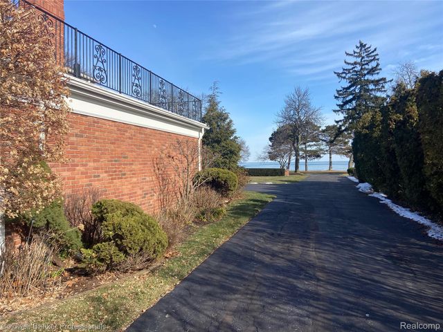 529 Lake Shore Road, Village Of Grosse Pointe Shores, MI 48236