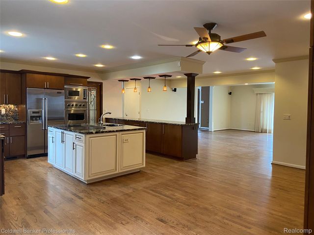 529 Lake Shore Road, Village Of Grosse Pointe Shores, MI 48236