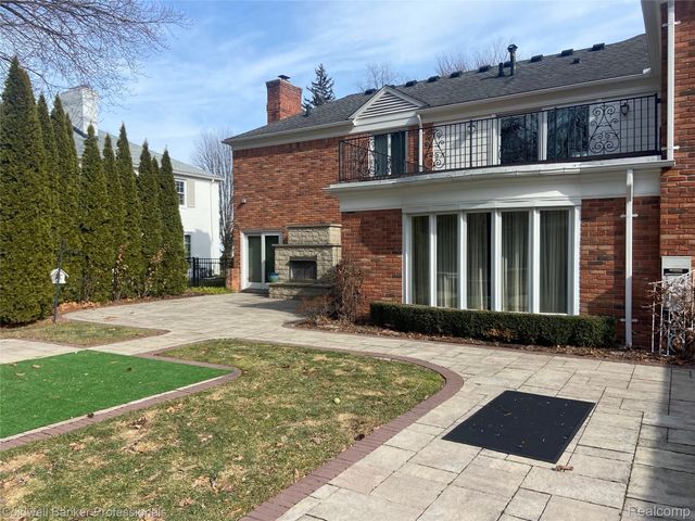 529 Lake Shore Road, Village Of Grosse Pointe Shores, MI 48236