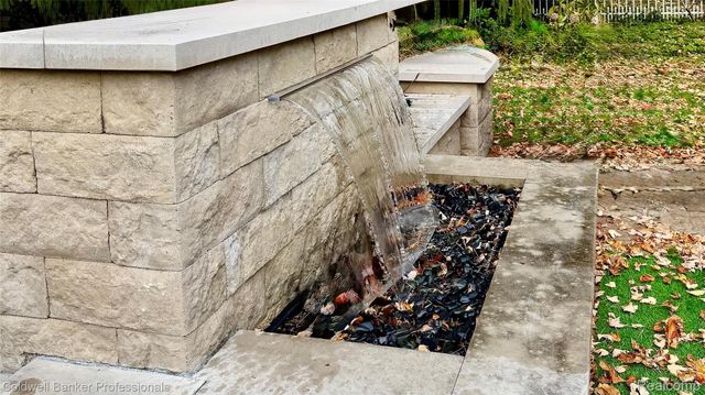 529 Lake Shore Road, Village Of Grosse Pointe Shores, MI 48236