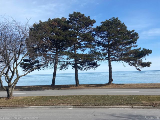 529 Lake Shore Road, Village Of Grosse Pointe Shores, MI 48236