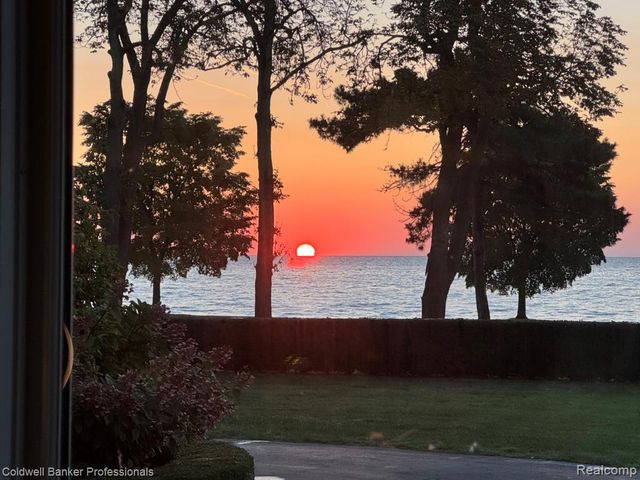 529 Lake Shore Road, Village Of Grosse Pointe Shores, MI 48236