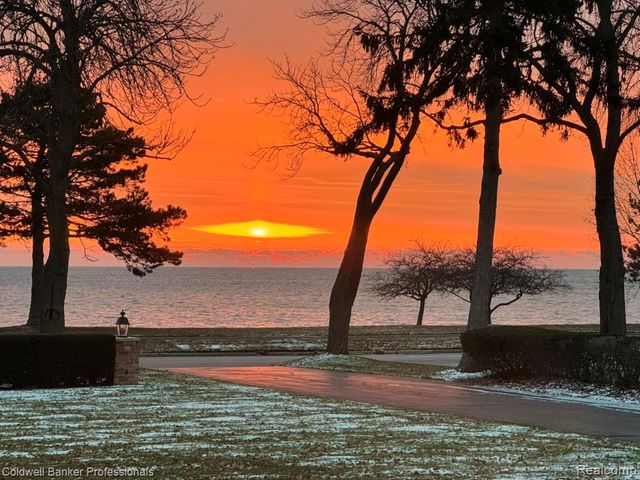 529 Lake Shore Road, Village Of Grosse Pointe Shores, MI 48236