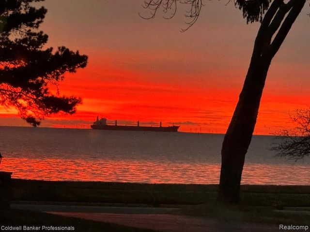 529 Lake Shore Road, Village Of Grosse Pointe Shores, MI 48236