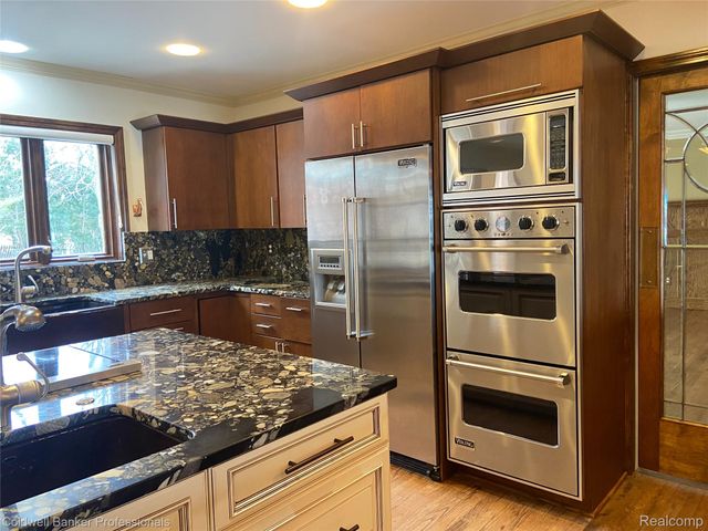 529 Lake Shore Road, Village Of Grosse Pointe Shores, MI 48236