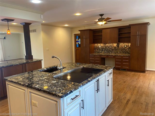 529 Lake Shore Road, Village Of Grosse Pointe Shores, MI 48236