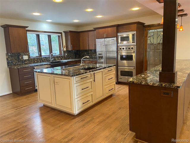 529 Lake Shore Road, Village Of Grosse Pointe Shores, MI 48236