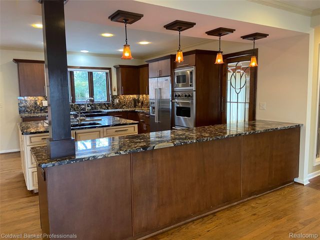 529 Lake Shore Road, Village Of Grosse Pointe Shores, MI 48236