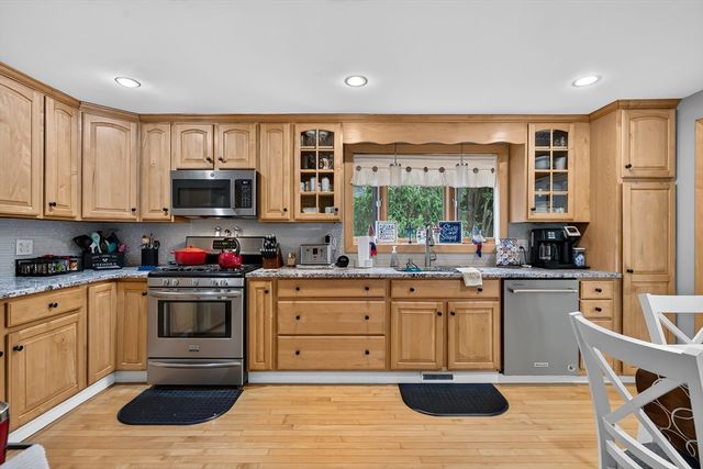 12 Clearwater Dr, Plymouth, MA 02360