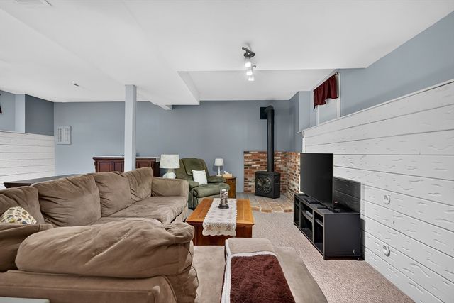 12 Clearwater Dr, Plymouth, MA 02360