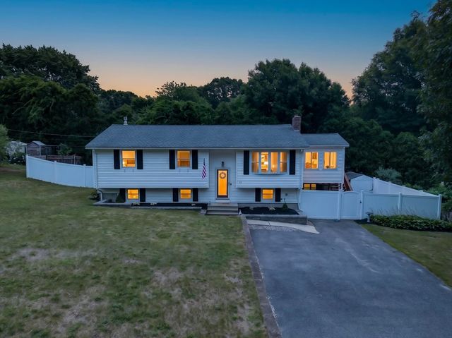12 Clearwater Dr, Plymouth, MA 02360
