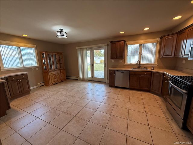 65 Gateway Drive, Copiague, NY 11726