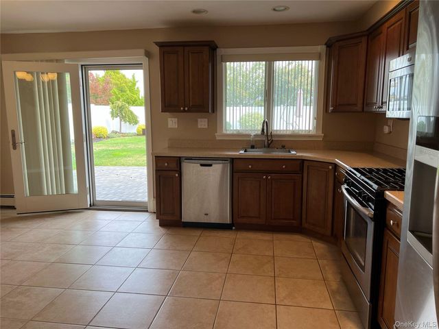 65 Gateway Drive, Copiague, NY 11726