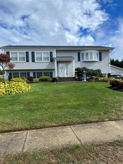 65 Gateway Drive, Copiague, NY 11726