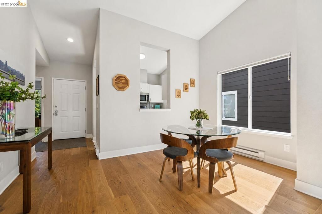 Image 10 of property listing at 12 Bayside Ct, Richmond, CA 94804