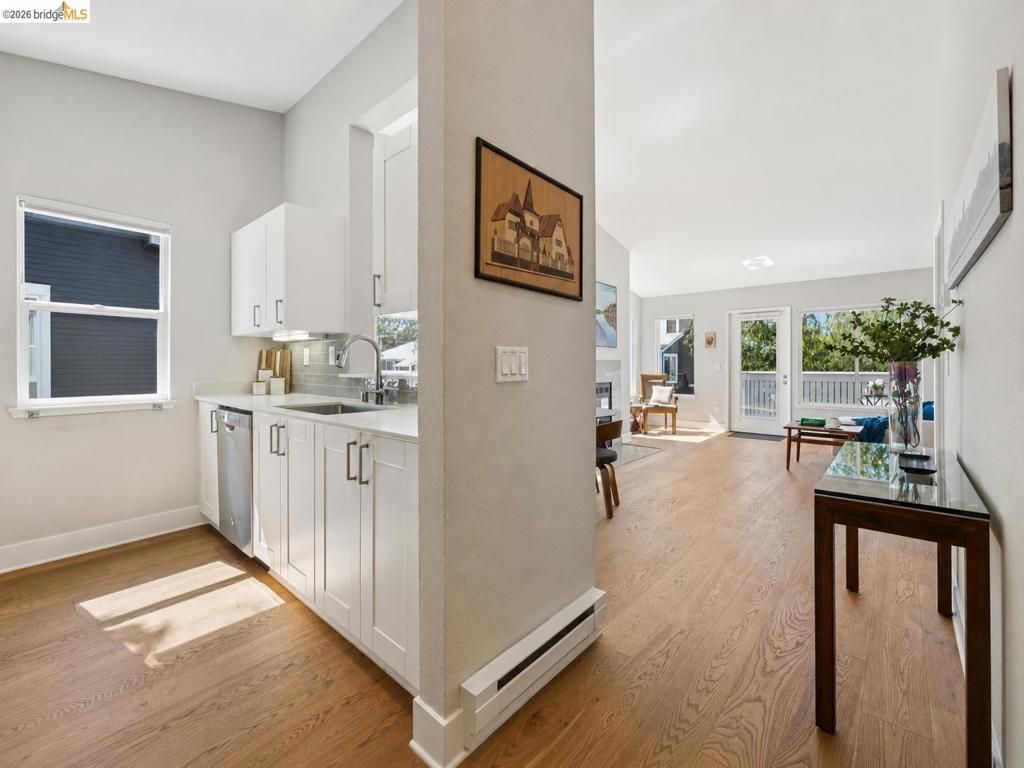 Image 12 of property listing at 12 Bayside Ct, Richmond, CA 94804