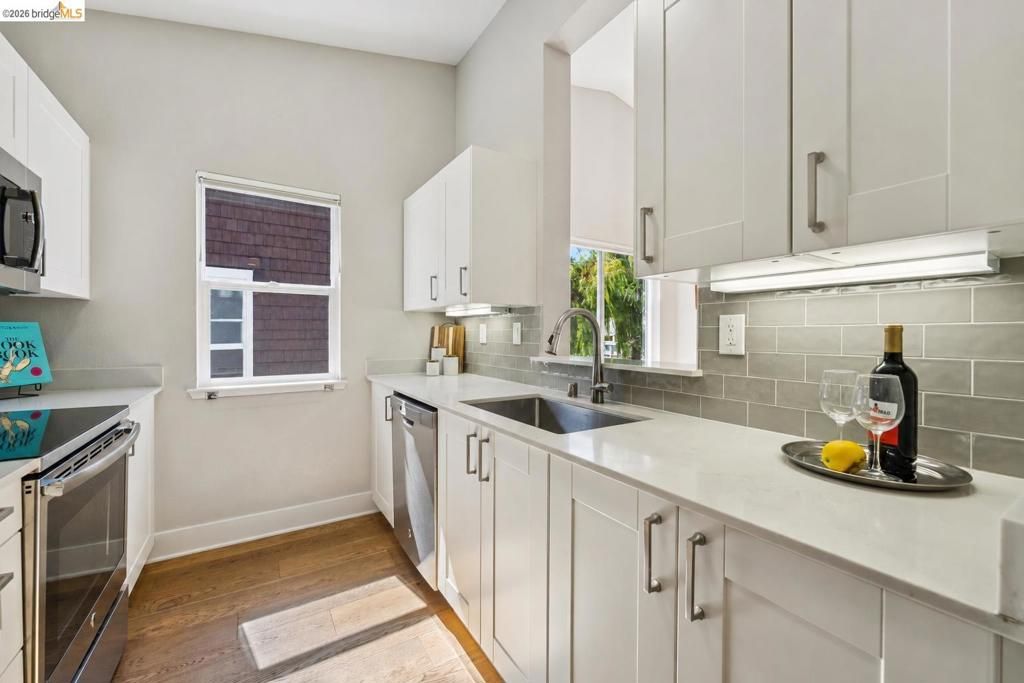 Image 13 of property listing at 12 Bayside Ct, Richmond, CA 94804