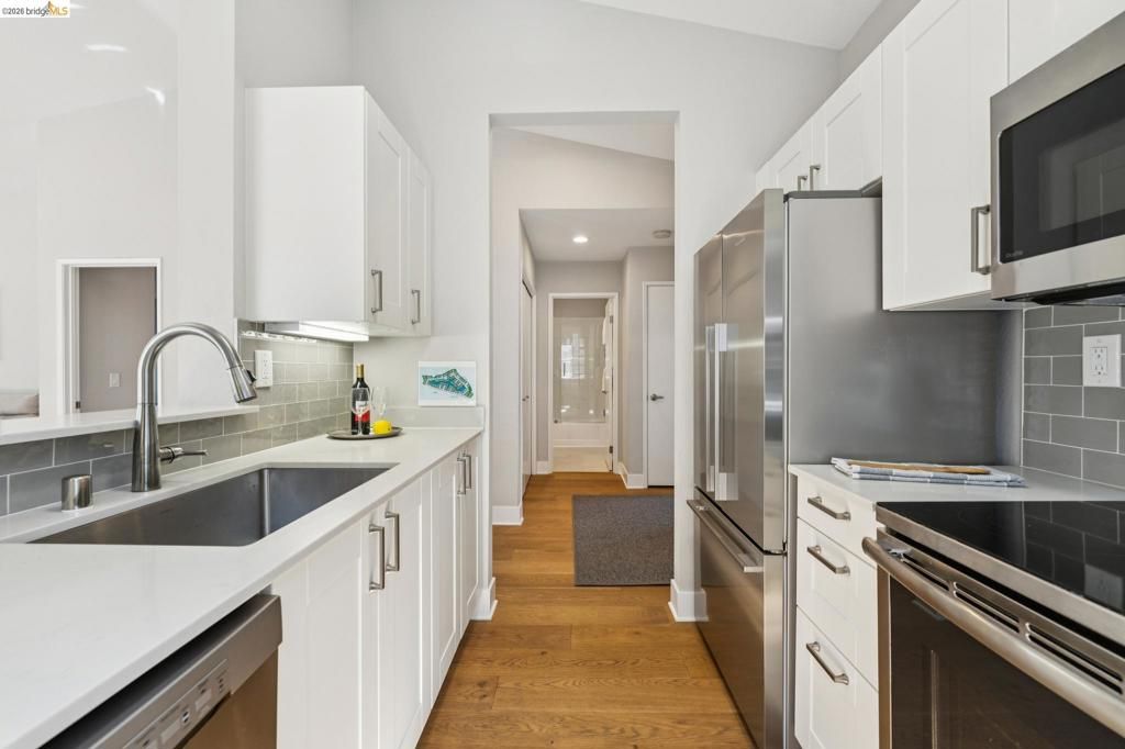 Image 14 of property listing at 12 Bayside Ct, Richmond, CA 94804