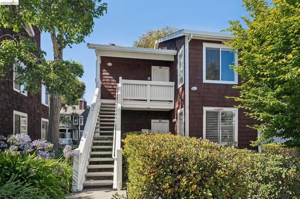 Image 2 of property listing at 12 Bayside Ct, Richmond, CA 94804