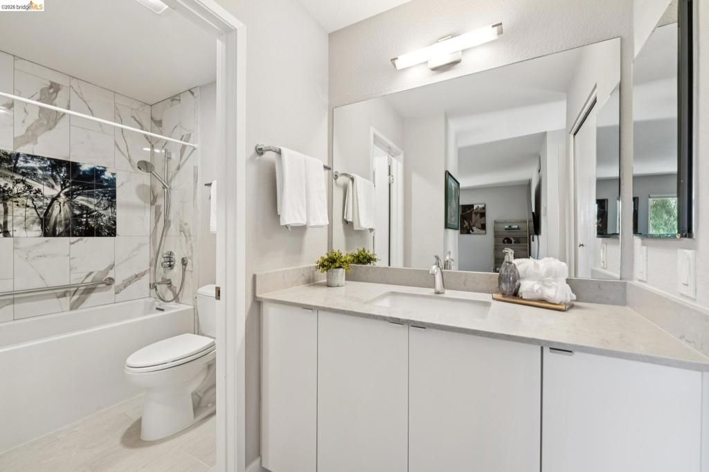 Image 21 of property listing at 12 Bayside Ct, Richmond, CA 94804