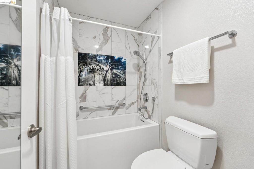 Image 22 of property listing at 12 Bayside Ct, Richmond, CA 94804