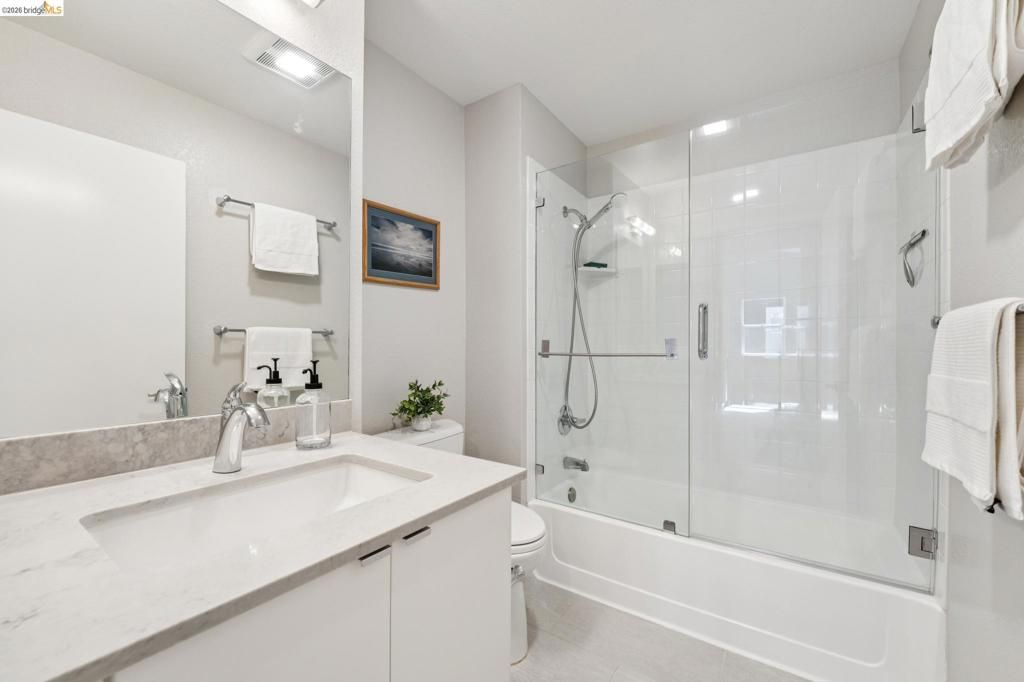 Image 26 of property listing at 12 Bayside Ct, Richmond, CA 94804