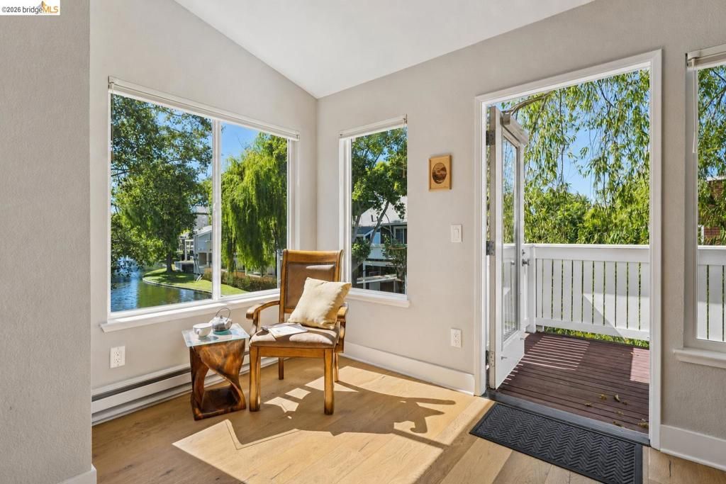 Image 7 of property listing at 12 Bayside Ct, Richmond, CA 94804