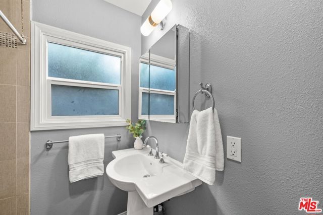 5913 Fountain Avenue, Los Angeles, CA 90028