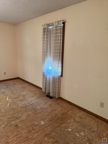7045 SE 61st St, Tecumseh, KS 66542