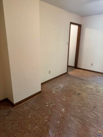7045 SE 61st St, Tecumseh, KS 66542