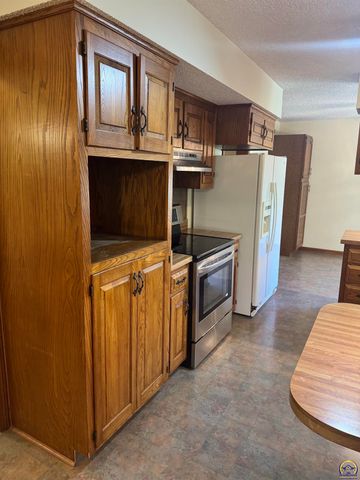 7045 SE 61st St, Tecumseh, KS 66542