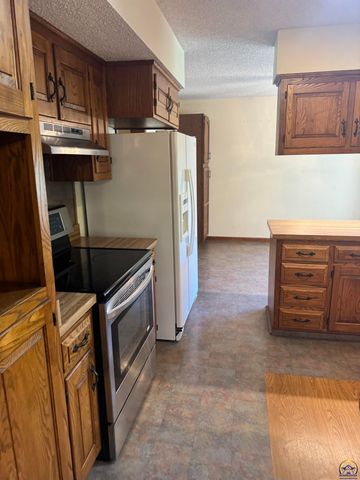 7045 SE 61st St, Tecumseh, KS 66542