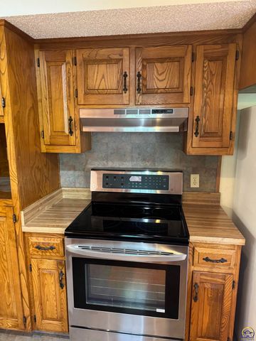 7045 SE 61st St, Tecumseh, KS 66542