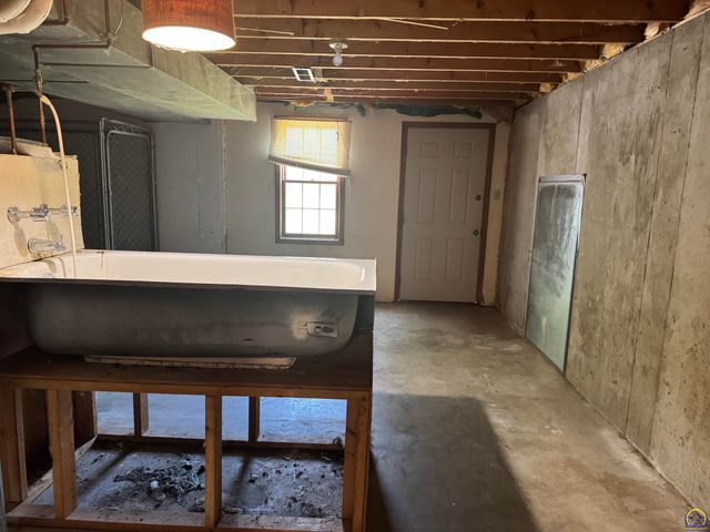 7045 SE 61st St, Tecumseh, KS 66542