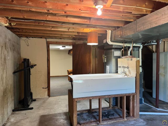 7045 SE 61st St, Tecumseh, KS 66542