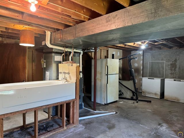 7045 SE 61st St, Tecumseh, KS 66542