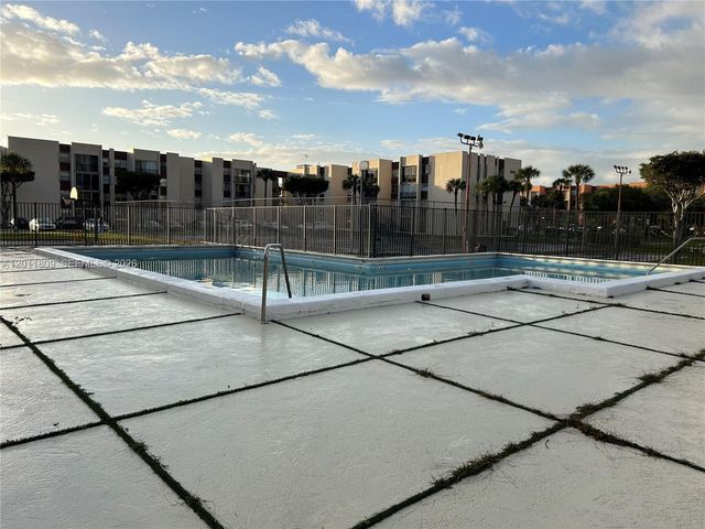9411 SW 4th St 202, Miami, FL 33174