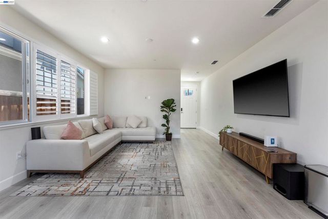 1631 Wonderland Way, Hayward, CA 94545
