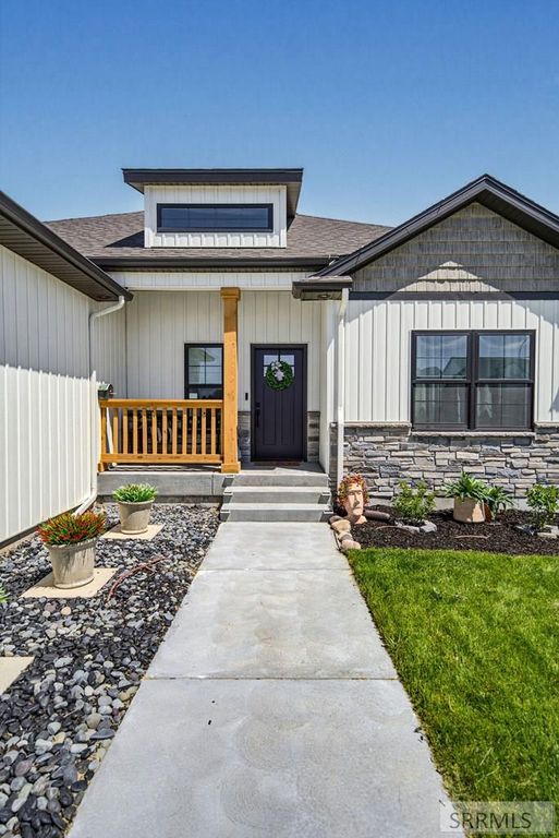 Image 2 of property listing at 902 Jack Ln, Idaho Falls, ID 83402