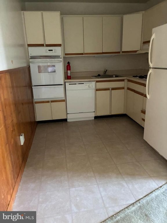 230 E. EVESHAM RD #B6, Glendora, NJ 08029