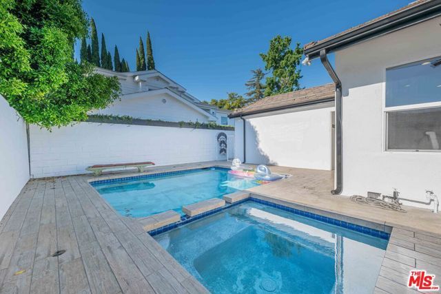 5515 Longridge Avenue, Sherman Oaks, CA 91401