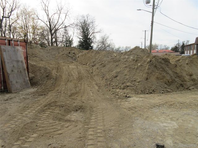 21751 W Nine Mile, Southfield, MI 48075