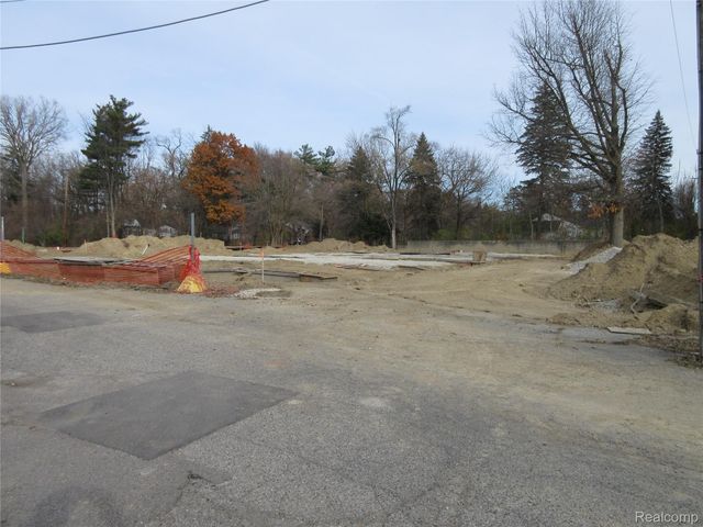 21751 W Nine Mile, Southfield, MI 48075