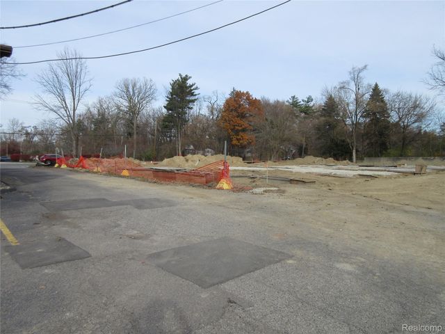 21751 W Nine Mile, Southfield, MI 48075