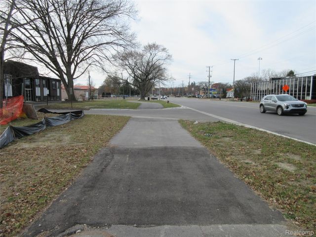 21751 W Nine Mile, Southfield, MI 48075