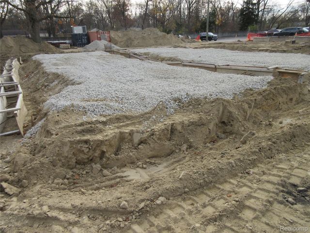 21751 W Nine Mile, Southfield, MI 48075