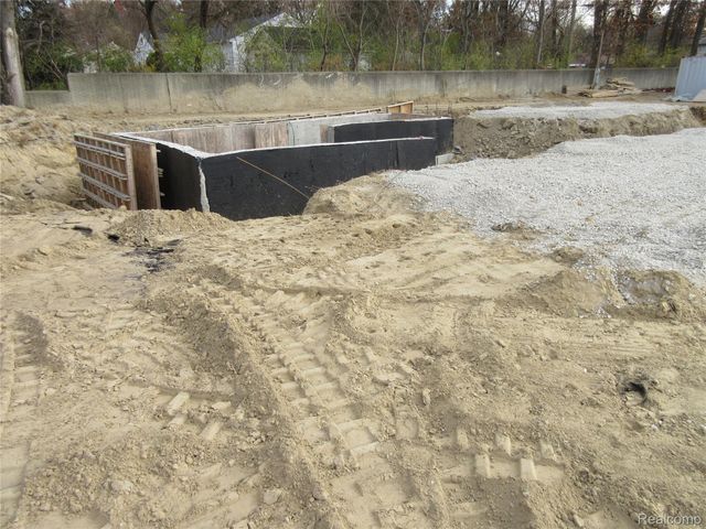 21751 W Nine Mile, Southfield, MI 48075